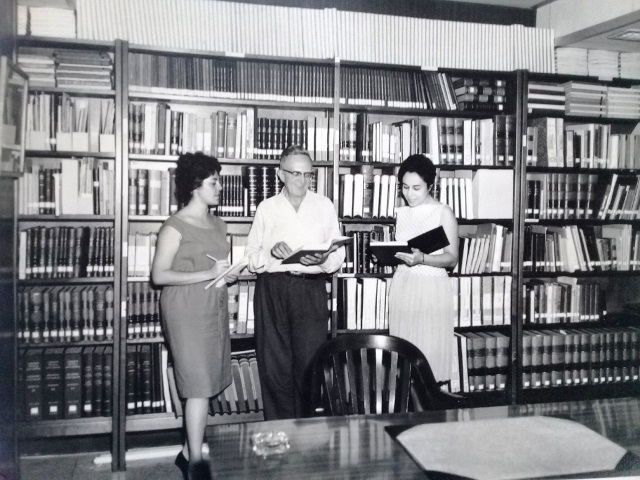 Foto de Trabajadores de la Empresa Consolidada del Azúcar en la biblioteca resultado de la labor de de extensión bibliotecaria. Cooperativa Fotográfica. Colección de fotografías BNJM. 